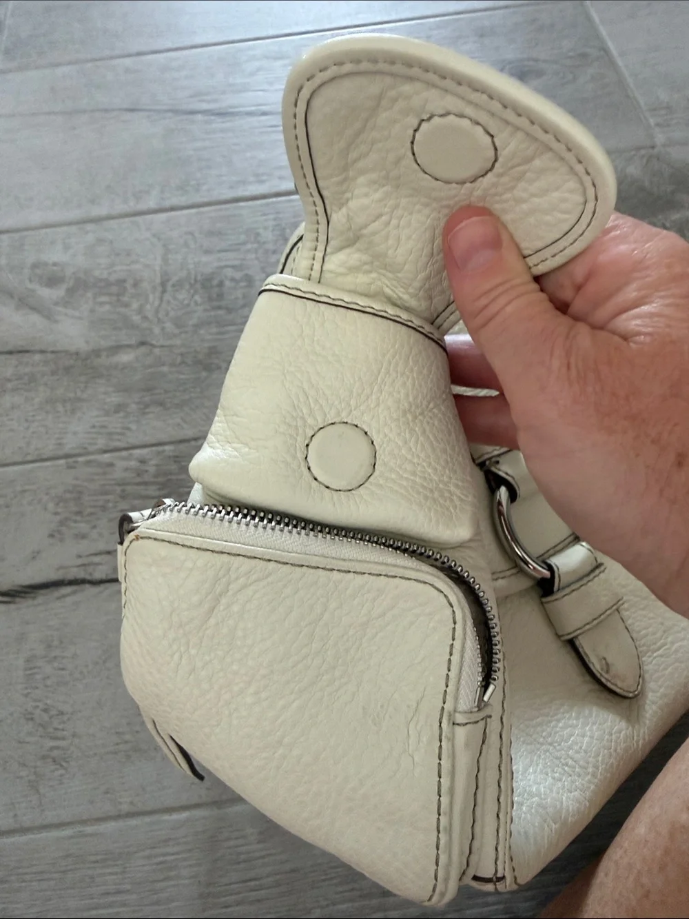 Banana Republic Cream Leather Shoulder Bag with Ring Detail needs good cleaning